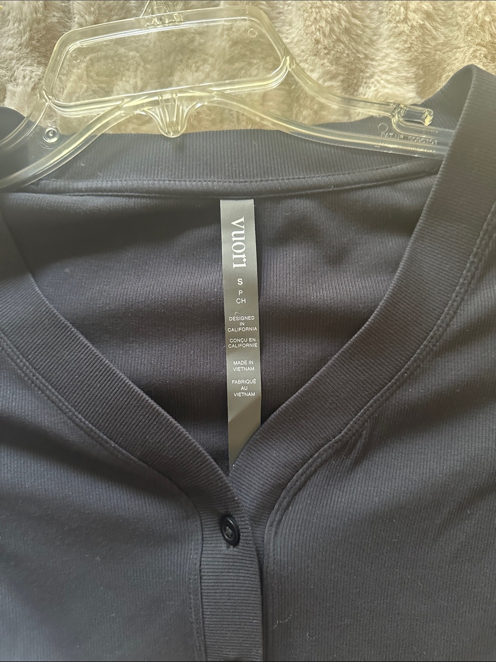 Vuori Black Cropped V-Neck Button Cardigan Sweater New Size Small - Picture 3 of 8